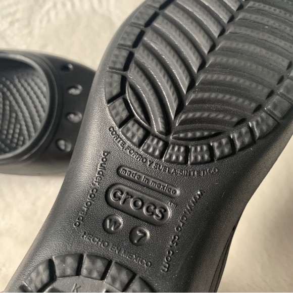 Crocs Women's Black Flats Size 7 - Picture 8 of 9